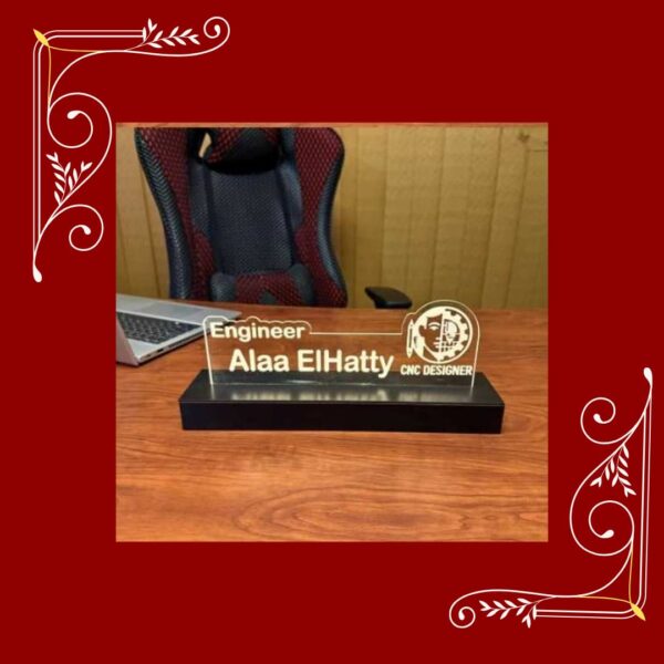 ⁦هدية تخلّد اسمك! 🎁 استاند مكتبي مضيء LED مخصص بالاسم - خشب MDF إسباني | ديكور مكتبي بريميوم⁩ - الصورة ⁦2⁩
